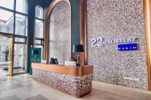 un hall d'entrée avec un bureau de réception dans un immeuble dans l'établissement 22 Macalisterz Premium Suites Penang by Byon, à George Town 120 autres photos