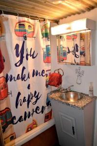 Køkken eller tekøkken på Texas Hill Country Vintage Caravan Glamping + 11 billeder