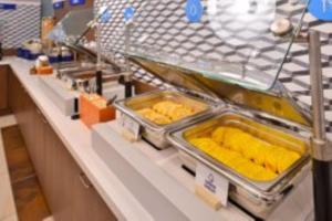 ラ・メサにあるHoliday Inn Express La Mesa Near SDSU by IHGの食べ物のトレーが置かれた店のカウンター +61枚の写真