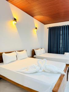 Postel nebo postele na pokoji v ubytování Sigiri Thaniya Villa