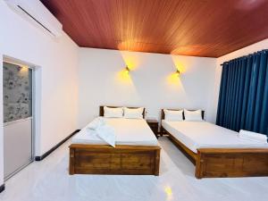 Postel nebo postele na pokoji v ubytování Sigiri Thaniya Villa + 13 fotografií