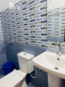 卡兰古特peppy Beach Inn Goa的浴室里有白色马桶和洗手池