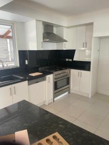 Η κουζίνα ή μικρή κουζίνα στο scarborough QLD private accommodation D