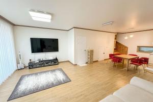 TV a/nebo společenská místnost v ubytování Jeonju Ondo