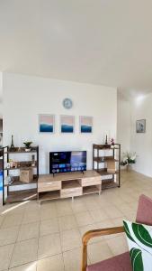 DauisにあるRoyal Palm 3のリビングルーム(大型テレビ、ソファ付)