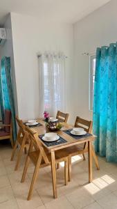 DauisにあるRoyal Palm 3のリビングルームの木製のテーブルと椅子 +5枚の写真