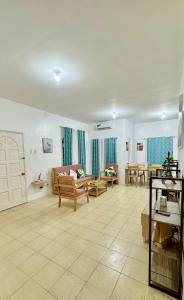 道伊斯Royal Palm 3的客厅里有一张沙发和一张桌子。 更多12张照片