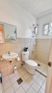 DauisにあるRoyal Palm 3のトイレと洗面台のあるバスルーム