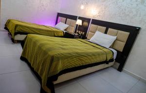 dos camas en una habitación de hotel con dos camas sidx sidx sidx en URBAN WHITE Elya 1, en Beni Mellal