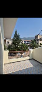 una vista di un balcone con un pino sopra di Bungalow a Lonavala