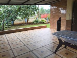 un patio con pavimento in pietra e tavolo di Bungalow a Lonavala Altre 6 foto