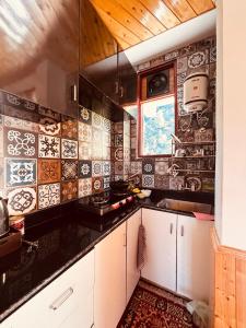 Køkken eller tekøkken på House of Paws Manāli