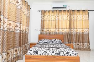 Giường trong phòng chung tại Servmark Grace Home