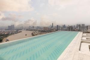 Bazén v ubytování The Bassac River Apartment by Vue Aston nebo v jeho okolí