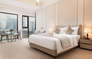 Postel nebo postele na pokoji v ubytování The Bassac River Apartment by Vue Aston + 11 fotografií