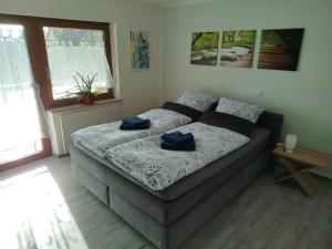 Postel nebo postele na pokoji v ubytování Geräumiges Zimmer mit Doppelbett, Bad und Küche