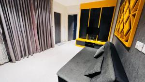 TV a/nebo společenská místnost v ubytování Cozy 1BHK High-Rise near ECR Balcony View Fully AC Family Friendly