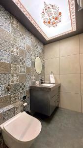 Un baño de The Long D Hotel Surat Airport Rd 28 fotos más