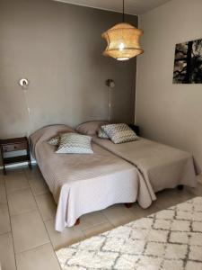 a bedroom with two beds and a chandelier at Levi Nordic Light in Levi