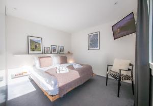 a bedroom with a bed and a chair at Chalet Silence in Wengen