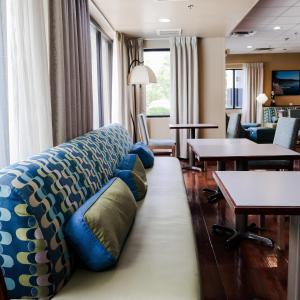 a living room with a couch in a hotel room at Hampton Inn Somerset in Somerset