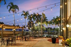 Restaurace v ubytování La Quinta by Wyndham Miami Airport West