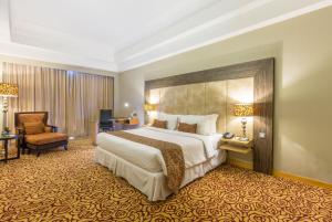 Ένα ή περισσότερα κρεβάτια σε δωμάτιο στο Wyndham Surabaya +87 φωτογραφίες