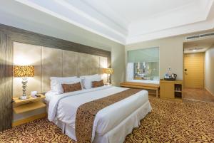 Ένα ή περισσότερα κρεβάτια σε δωμάτιο στο Wyndham Surabaya