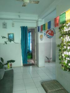 ディマプルにあるTraveler Houseの青いカーテンが掛かった廊下のある部屋 +32枚の写真