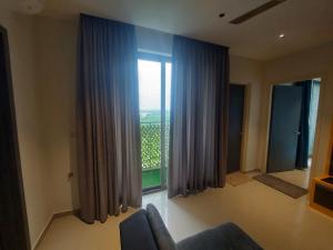 Posezení v ubytování Cozy 1BHK High-Rise near ECR Balcony View Fully AC Family Friendly