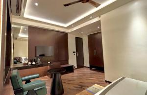 Una televisión o centro de entretenimiento en The Long D Hotel Surat Airport Rd