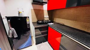 Kuchyň nebo kuchyňský kout v ubytování Cozy 1BHK High-Rise near ECR Balcony View Fully AC Family Friendly
