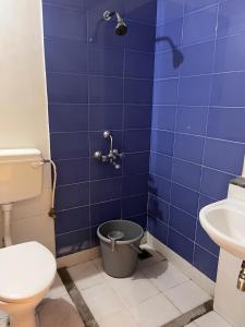 Koupelna v ubytování Cozy 1BHK High-Rise near ECR Balcony View Fully AC Family Friendly + 27 fotografií