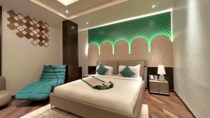 Cama o camas de una habitación en The Long D Hotel Surat Airport Rd