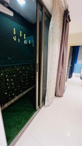 Fotografie z fotogalerie ubytování Cozy 1BHK High-Rise near ECR Balcony View Fully AC Family Friendly v destinaci Kelambākkam