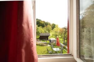 een open raam met uitzicht op een tuin bij Ferienhof Laibold-Evers in Hofbieber