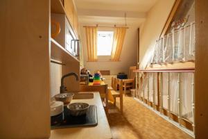 een keuken met een aanrecht en een eetkamer bij Ferienhof Laibold-Evers in Hofbieber