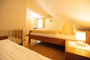 een hotelkamer met twee bedden en een raam bij Ferienhof Laibold-Evers in Hofbieber +39 foto's