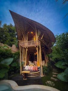 Κήπος έξω από το Dumi Bamboo Ecolodge by Wahem Hospitality