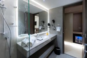 une salle de bain avec lavabo et douche dans l'établissement Emerald Luxe A Boutique Hotel Mohali Chandigarh, à Sohāna 35 autres photos