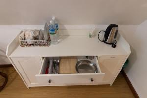 a white cabinet with a sink in a room at Kanso Hill Lowii Cottage in Kampong Kundassan