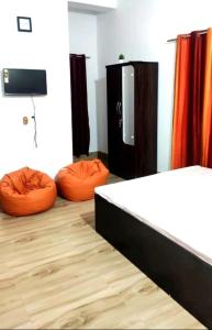 Postel nebo postele na pokoji v ubytování Hotel Baruah Tower + 2 fotografie