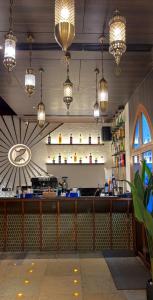 El salón o zona de bar de The Long D Hotel Surat Airport Rd