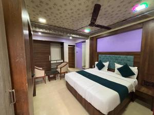 Ένα ή περισσότερα κρεβάτια σε δωμάτιο στο Hotel Sai Niwas +34 φωτογραφίες