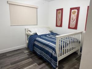 una cuna blanca en una habitación con una cama en FLORIDA NEW JERUSALEN BROTHERs, en Hollywood