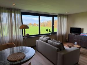 een woonkamer met een bank en een tafel bij Studio Veluwe in Voorthuizen
