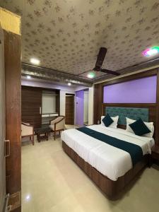 Ένα ή περισσότερα κρεβάτια σε δωμάτιο στο Hotel Sai Niwas