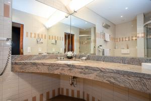 ErmatingenLILIENBERG的一间带水槽和大镜子的大浴室 更多28张照片