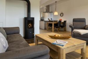 un soggiorno con un divano e un tavolino da caffè di Haus Kniepsand, Wohnung Treibsand a Wittdün