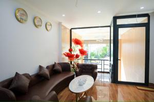 a living room with a couch and a table at Thanh Phương Hotel 2 Hà Giang in Mèo Vạc